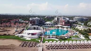 令人惊叹的热带豪华酒店顶部景观，靠近海洋的游泳池。 录像。 酒店靠近豪华酒店的俯视图